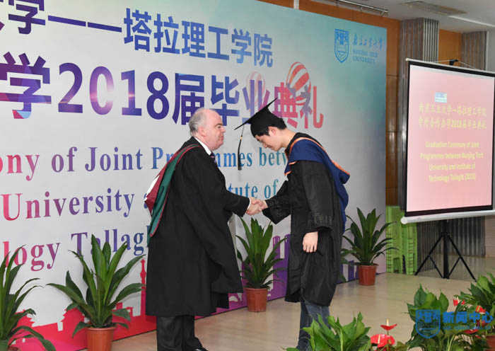 5.Thomas Stone校長為畢業生逐一頒發校學位證書.jpg