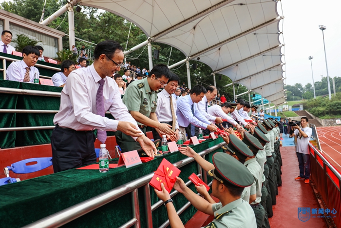 27為軍訓(xùn)先進(jìn)個人代表頒獎.jpg