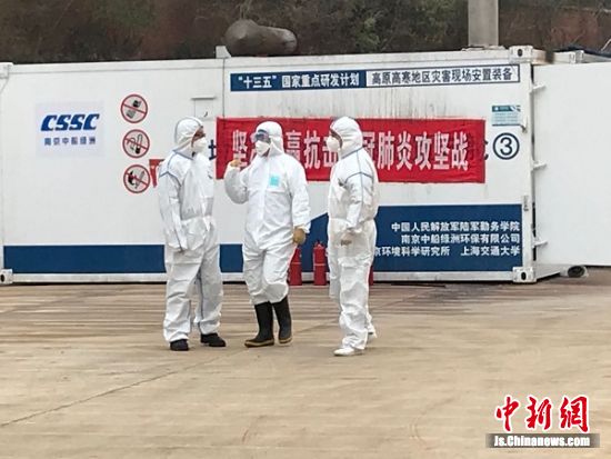 在移動(dòng)式醫(yī)療垃圾焚燒方艙前的工作人員 在移動(dòng)式醫(yī)療垃圾焚燒方艙前的工作人員