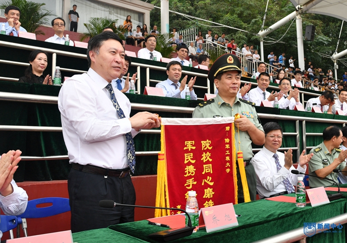29喬旭校長向承訓(xùn)部隊贈送錦旗.jpg