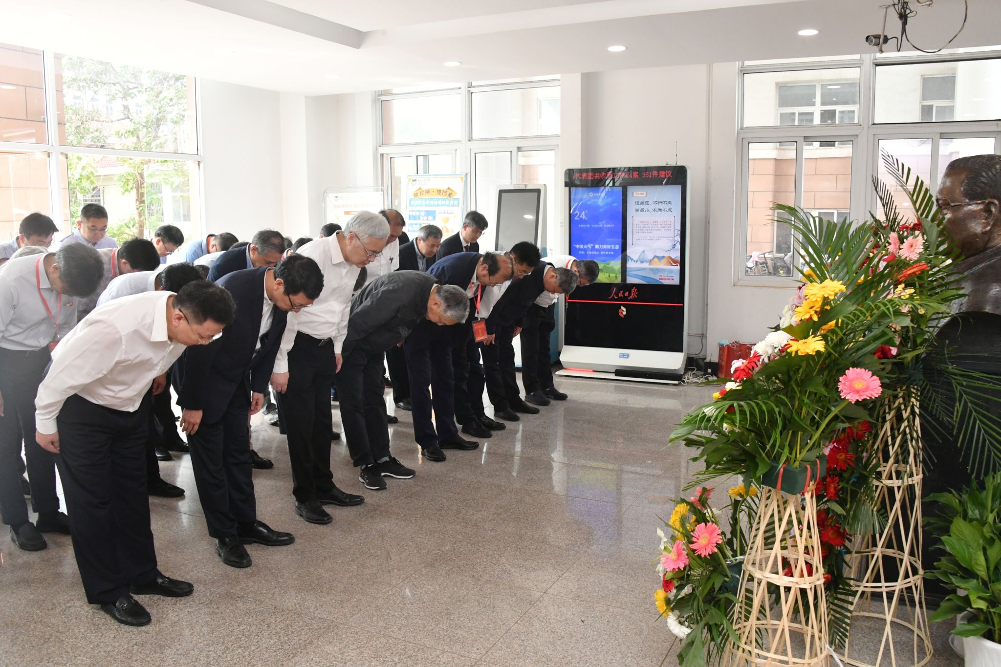 拜謁戴樹和先生塑像