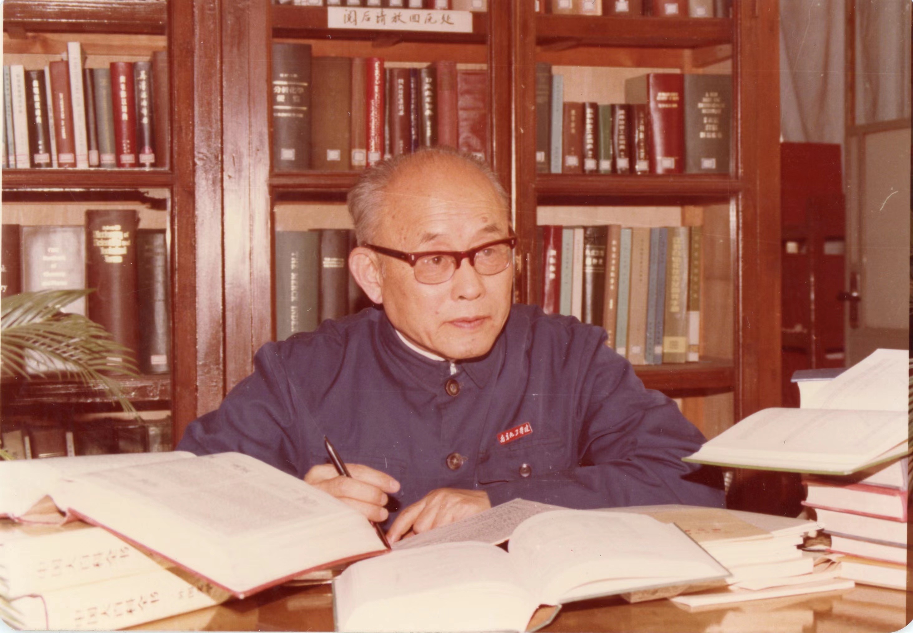 時(shí)鈞先生編寫(xiě)《中國(guó)大百科全書(shū)·化工卷》。南京工業(yè)大學(xué)供圖